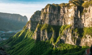 19人徒步团被困河南辉县南太行山悬崖,18人安全转移,1人突发疾病遇难